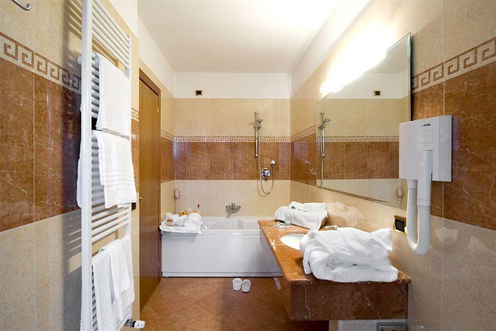 Hotel Londra Алессандрия Экстерьер фото