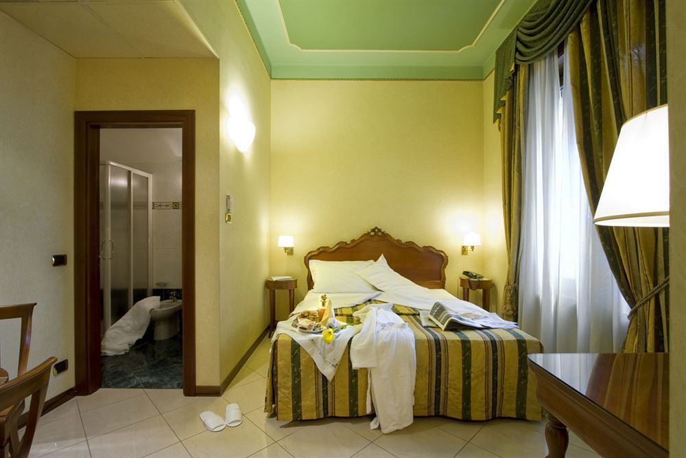 Hotel Londra Алессандрия Экстерьер фото